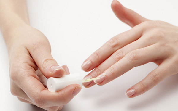 Cinq problèmes d'ongles fréquents: causes et solutions