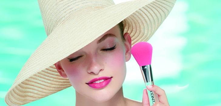 Rose, azur et crème: Collection de maquillage Clinique + Jonathan Adler 2017