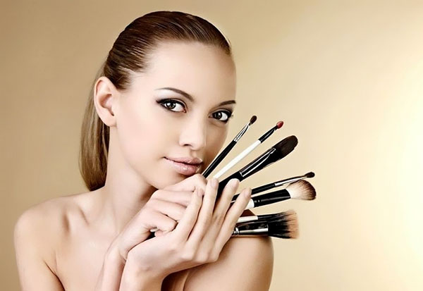 La technique du maquillage correct: quatre règles d'artistes maquilleurs