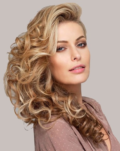 Beau style sur les cheveux moyens