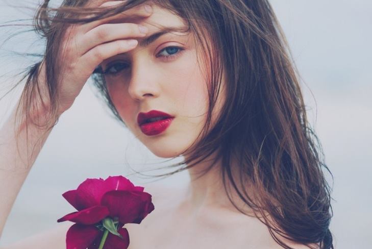 Leçons de style: comment et avec quoi porter le rouge à lèvres rouge