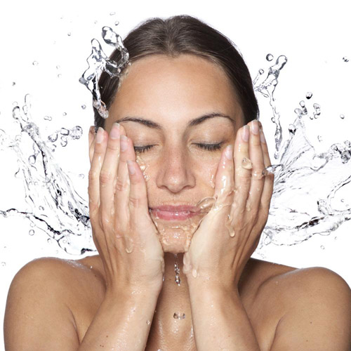 Hydrater la peau du visage - ravitailler pour la guerre avec le vieillissement
