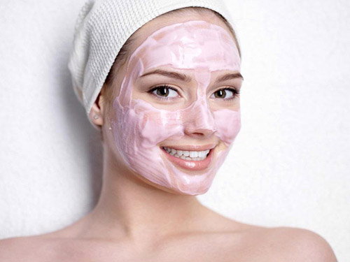 Hydrater la peau du visage - ravitailler pour la guerre avec le vieillissement