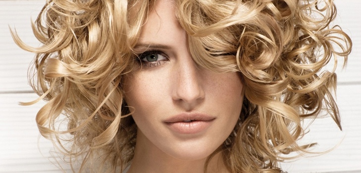 Coiffure de soirée pour court