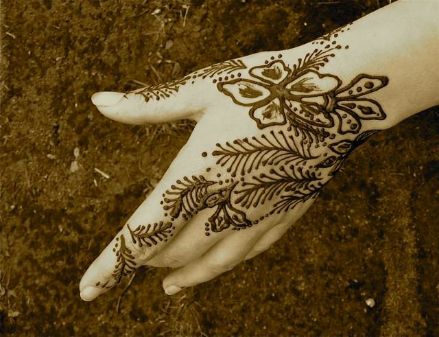 Tatouer le henné à la maison