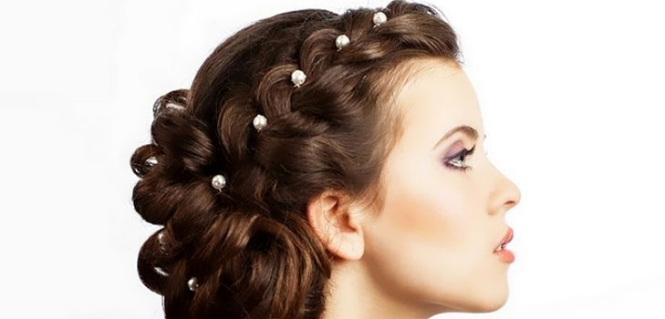 Couronnes et tresses: des coiffures féminines pour la nouvelle année