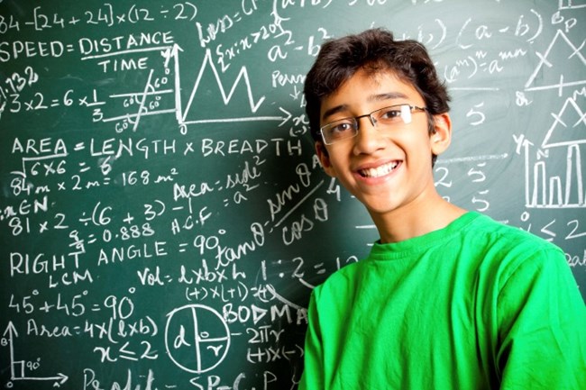 Le gars est debout près de la commission scolaire