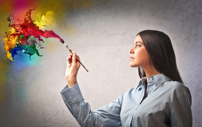 La fille dessine avec un pinceau