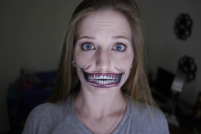 Fille avec une bouche peinte