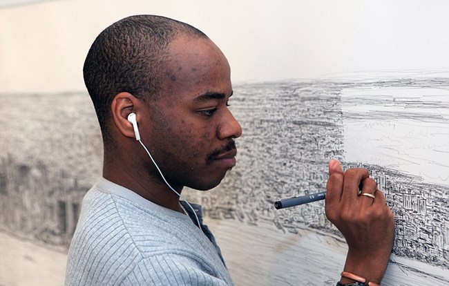 Un homme dessine une grande ville