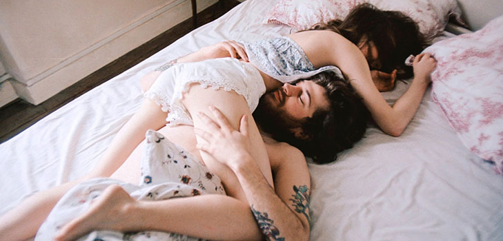Dormez par deux: Déterminez la posture dans un rêve, comment un homme vous traite