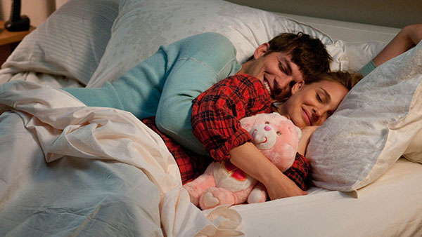 Dormez par deux: Déterminez la posture dans un rêve, comment un homme vous traite