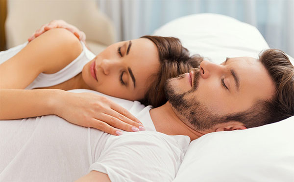 Dormez par deux: Déterminez la posture dans un rêve, comment un homme vous traite