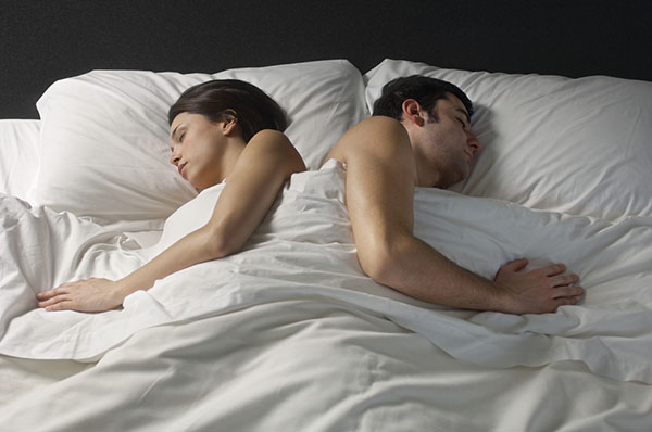 Dormez par deux: Déterminez la posture dans un rêve, comment un homme vous traite