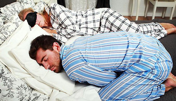Dormez par deux: Déterminez la posture dans un rêve, comment un homme vous traite