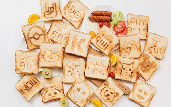 Art-petit-déjeuner avec "intelligent" Toasteroid grille-pain