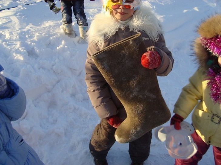 Fortune-telling sur une botte de feutre sur un jour de Noël effilé. Comment deviner sur les bottes en feutre