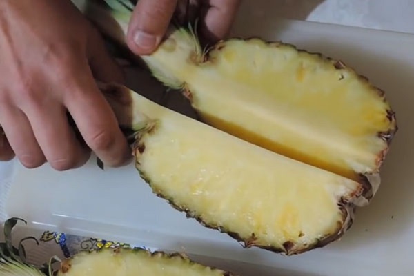 Comment couper un ananas correctement et magnifiquement