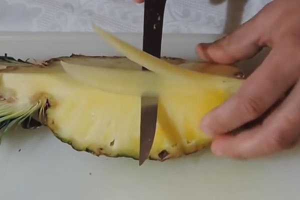 Comment couper un ananas correctement et magnifiquement