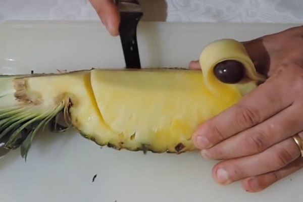 Comment couper un ananas correctement et magnifiquement