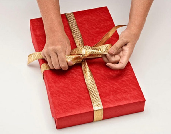 Comment emballer un cadeau dans un papier cadeau