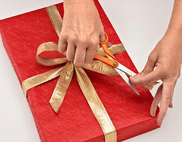Comment emballer un cadeau dans un papier cadeau