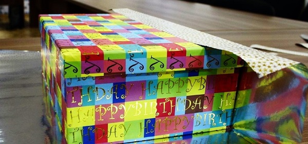 Comment emballer un cadeau dans un papier cadeau