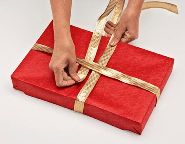Comment emballer un cadeau dans un papier cadeau