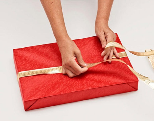 Comment emballer un cadeau dans un papier cadeau