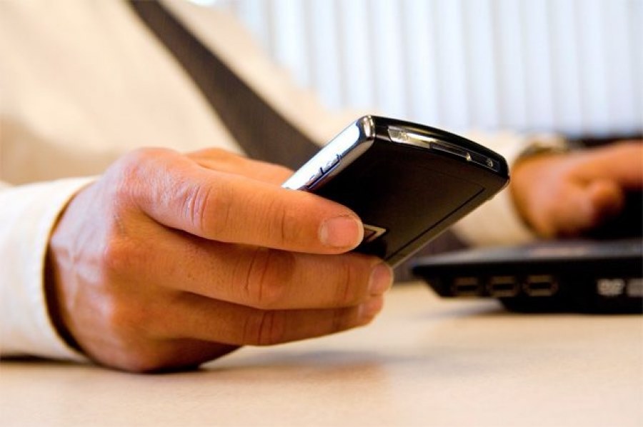 main avec téléphone