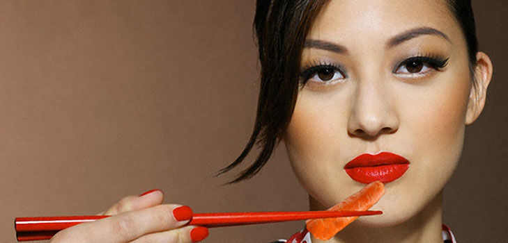 Comment tenir des bâtons pour les sushis