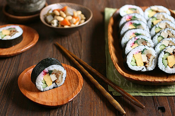 Comment tenir des bâtons pour les sushis