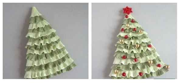 nous accrochons sur les ornements faits décorer le sapin de Noël