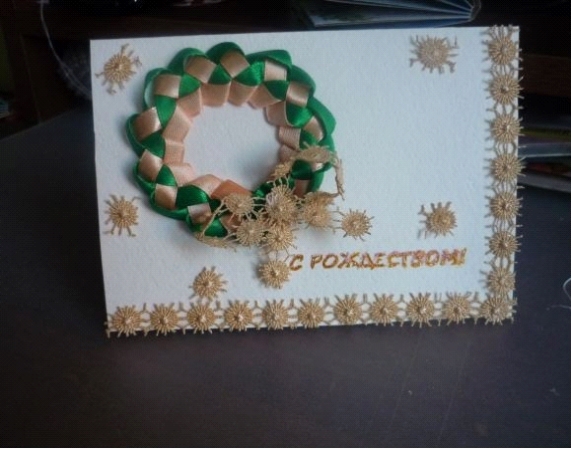 décoration de l'articulation de la couronne avec un arc arc et inscription sur la carte postale
