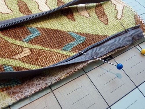 Comment coudre une couverture sur un oreiller décoratif avec vos propres mains - vidéo étape par étape