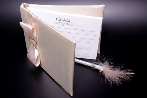 Le livre des voeux pour le mariage de leurs propres mains