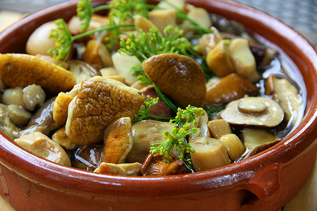 Champignons en conserve pour l'hiver