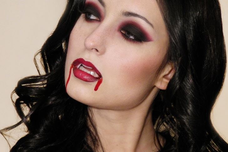 Costume de vampire pour Halloween: photo comment faire vos propres mains