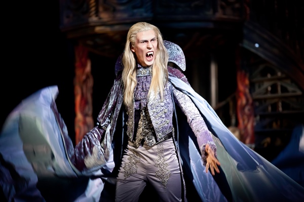 Des comédies musicales sur les vampires qui valent la peine d'être vues. La légendaire balle de vampire