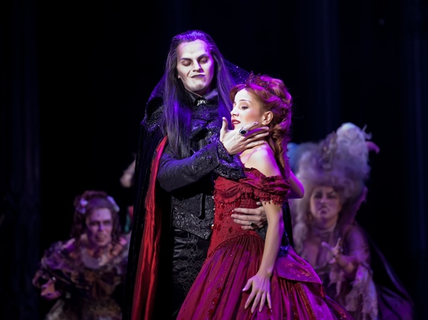 Des comédies musicales sur les vampires qui valent la peine d'être vues. La légendaire balle de vampire