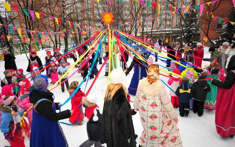 Songs on Pancake Day: textes de chansons d'huile folkloriques russes