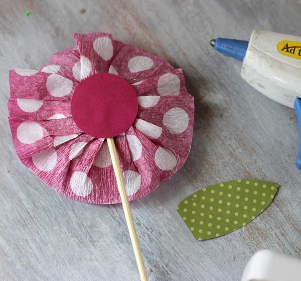 Artisanat pour la fête des mères de leurs propres mains: pour la maternelle et la 1ère classe, pour l'école, à partir de papier de couleur, serviettes