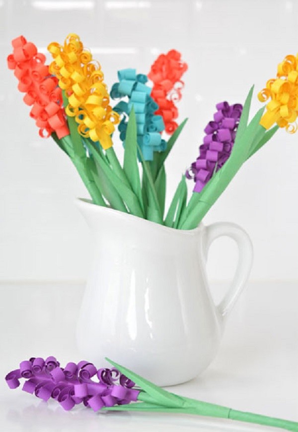 Artisanat pour la fête des mères de leurs propres mains: pour la maternelle et la 1ère classe, pour l'école, à partir de papier de couleur, serviettes