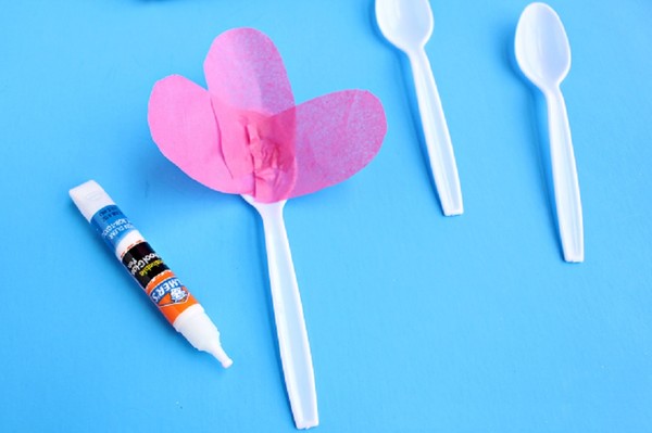 Artisanat pour la fête des mères de leurs propres mains: pour la maternelle et la 1ère classe, pour l'école, à partir de papier de couleur, serviettes