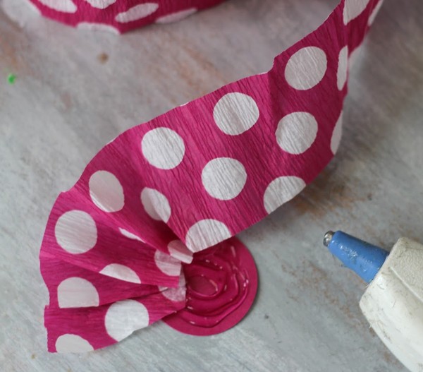 Artisanat pour la fête des mères de leurs propres mains: pour la maternelle et la 1ère classe, pour l'école, à partir de papier de couleur, serviettes
