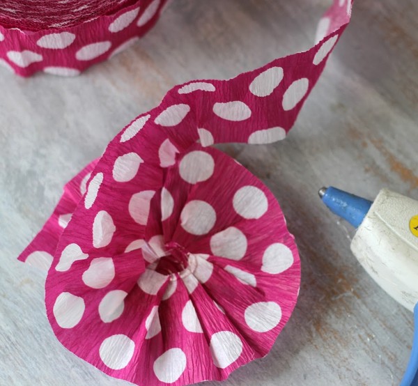Artisanat pour la fête des mères de leurs propres mains: pour la maternelle et la 1ère classe, pour l'école, à partir de papier de couleur, serviettes