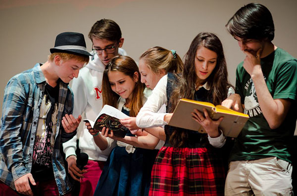Dédicace aux étudiants: scripts, concours, changements de chansons
