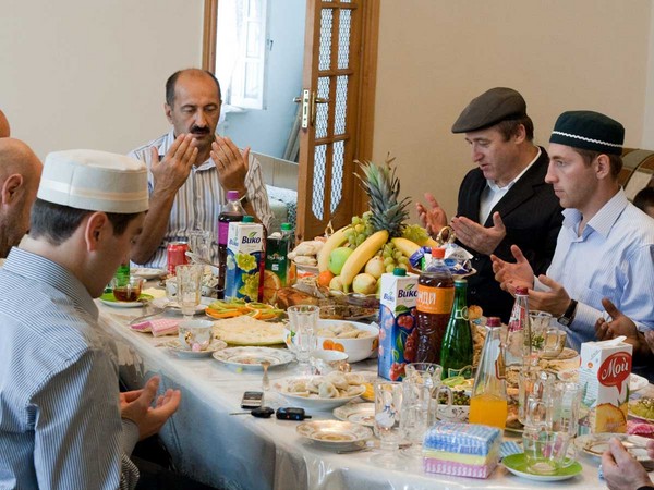 Félicitations des musulmans Uraza Bayram en juillet
