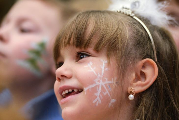 Scénarios pour la fête du Nouvel An à la maternelle et à l'école: règles pour la compilation