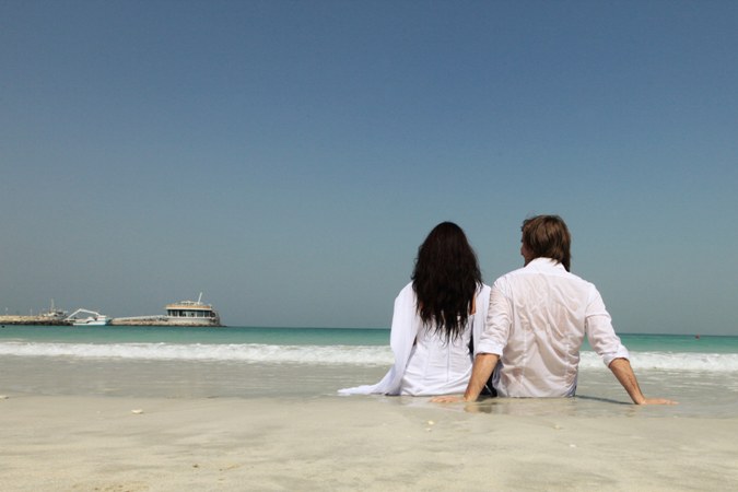 couple au bord de la mer
